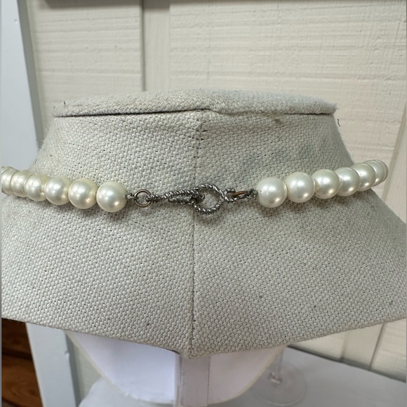 Long graduated size pearl bead statement necklace - Picture 3 of 5